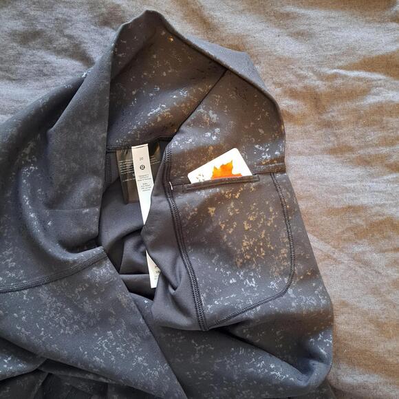 Lululemon 𝗔𝗹𝗶𝗴𝗻 𝗛𝗥 𝗖𝗿𝗼𝗽 𝟮𝟭" -20-𝗦𝗽𝗲𝗰𝗸𝗹𝗲 𝗘𝗺𝗯𝗼𝘀𝘀 Blk NWT - Picture 4 of 8